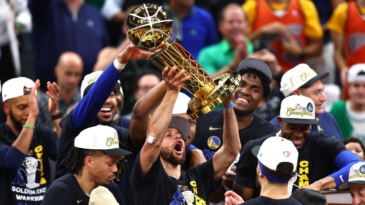 Stephen Curry alza el trofeo de campeón de la NBA. Fue, además, el MVP de las finales.
