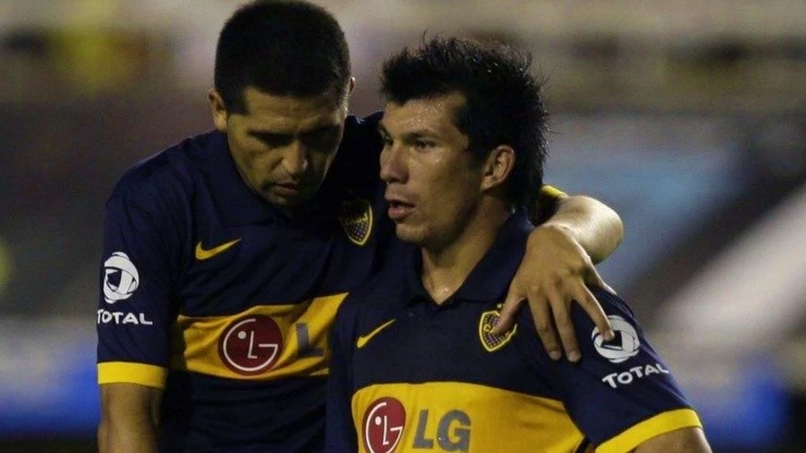 Medel le dijo a Riquelme que tres chilenos estaban "hechos a la medida de Boca"