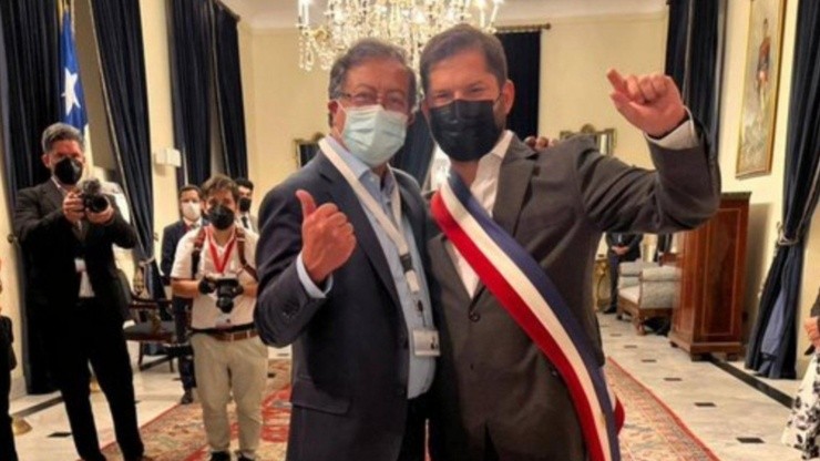 Petro y Boric durante la asunción del presidente chileno.