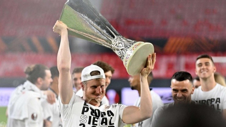 Hinteragger levanta el trofeo de la Europa League