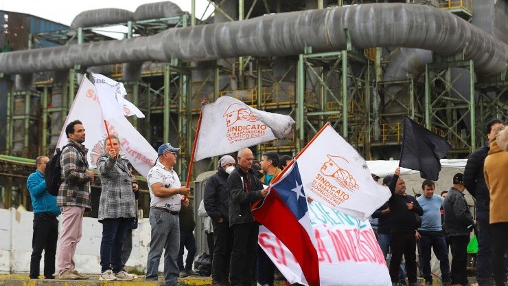 Los trabajadores de Codelco reclaman por el cierre de la fundición Ventanas.