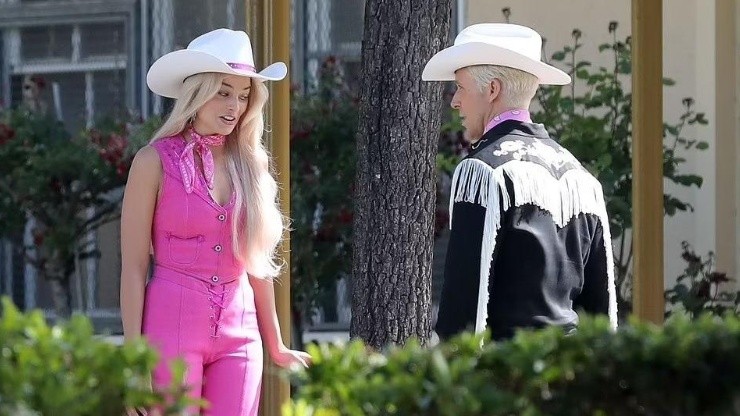 Margot Robbie y Ryan Gosling en el set de Barbie, en Los Angeles, California.