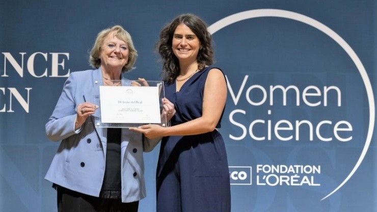 Irene del Real recibiendo el premio L’Oréal Chile-UNESCO ‘For Women in Science’