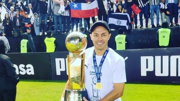 Marcelo Díaz celebra el decimocuarto título de su carrera profesional con Libertad de Paraguay
