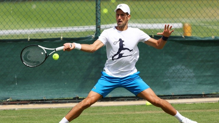 Novak Djokovic entrenando para su debut en Wimbledon