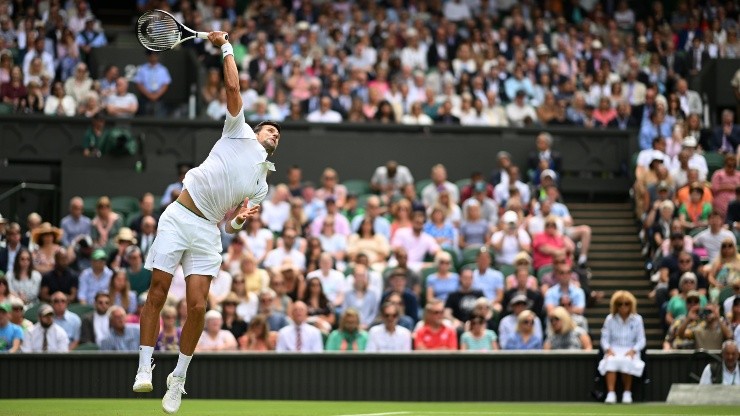 Novak Djokovic sigue firme en Wimbledon