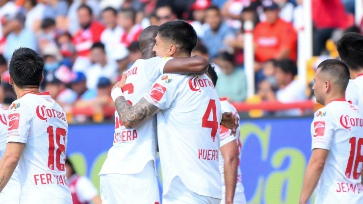 Valber Huerta festeja su tercer tanto con la camiseta de Toluca en México.