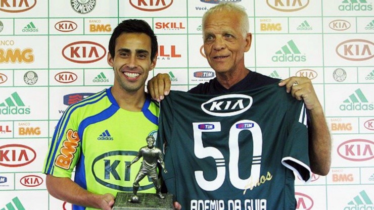 Ademir da Guia y Jorge Valdivia: el saludo de la leyenda del Palmeiras al Mago.