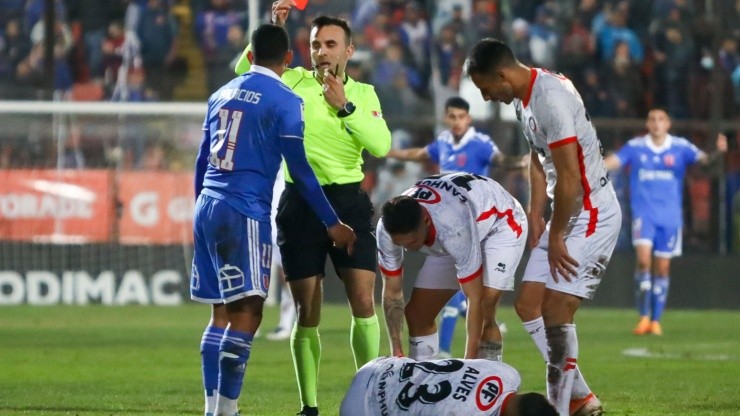 Piero Maza le mostró tarjeta roja directa a Cristian Palacios por un fuerte foul sobre el brasileño Pedro Henrique Alves.