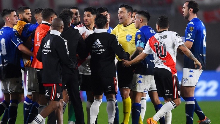 El réferi chileno se refirió a la tremenda polémica que protagonizó en los octavos de final del torneo más importante a nivel de clubes en Sudamérica.