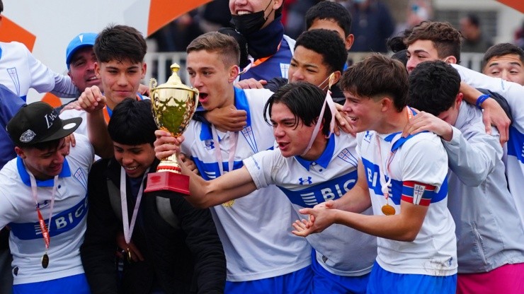 Axel Cerda sostiene la copa de campeón que la Universidad Católica le ganó a Colo Colo en la final del torneo Sub 16.