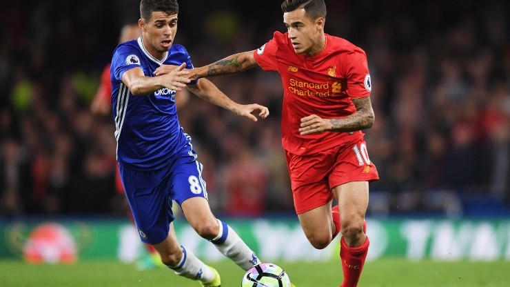 Óscar lucha una pelota con Philippe Coutinho en un partido entre el Chelsea y el Liverpool de 2016.