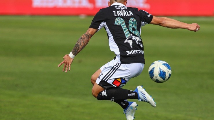 Cristián Zavala baja el balón en el duelo entre la Universidad Católica y Colo Colo de la primera rueda del Campeonato Nacional 2022.