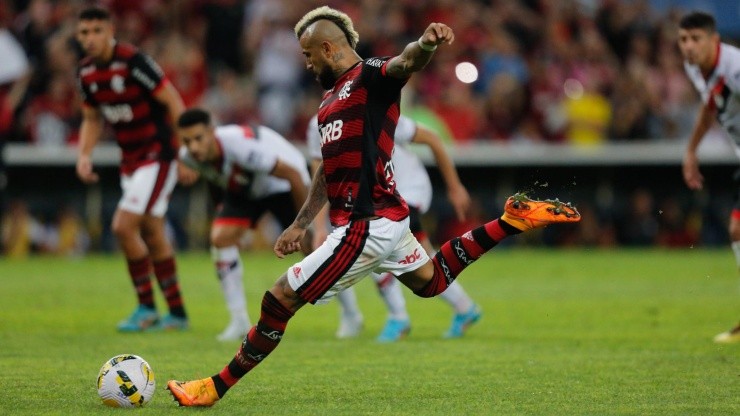 Triunfo de Flamengo en la primera titularidad de Vidal y el primer gol del King con el Mengao.