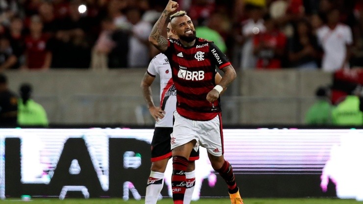 Arturo Vidal ya se hace un espacio entre los titulares de Flamengo.