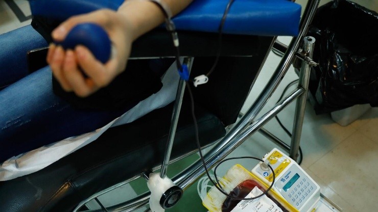 What are the requirements to donate blood and who cannot?