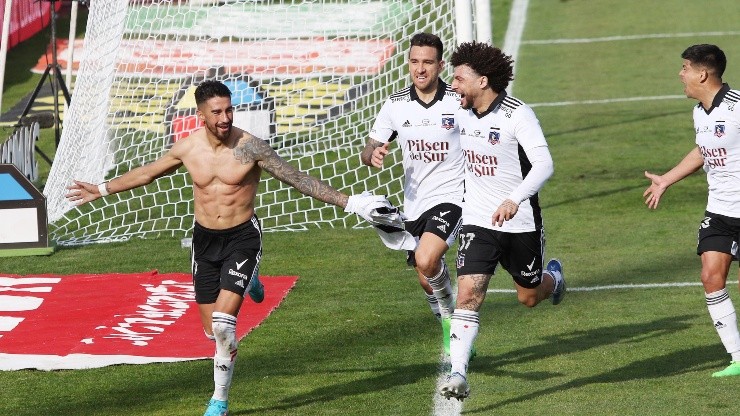 Juan Martín Lucero celebra uno de sus goles frente a Universidad de Chile