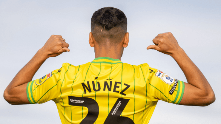Marcelino Núñez posa con el "26" en la camiseta del Norwich City de Inglaterra.