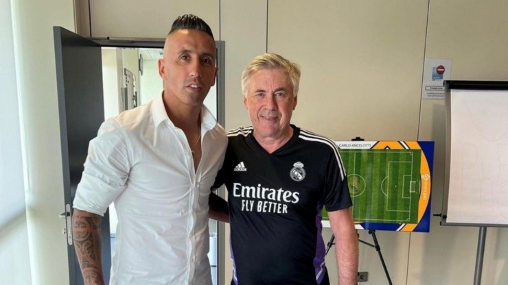 El entrenador lo recibió en su visita al centro de entrenamientos en Madrid.