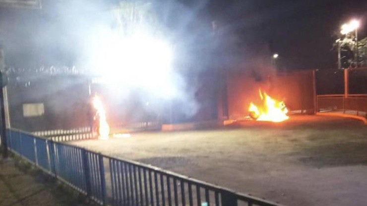 Universidad de Chile sufrió nuevas protestas frente al CDA con fogatas y fuegos artificiales durante la madrugada.