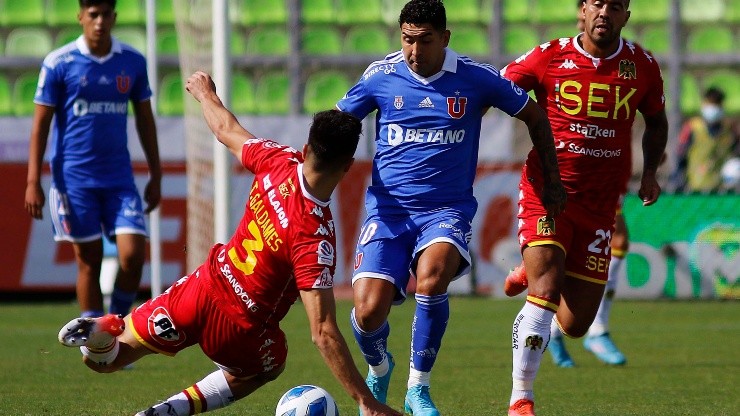 Jeisson Vargas disputa el balón con Thomas Galdames. En la primera rueda, Universidad de Chile venció por 2-0 a Unión Española en Valparaíso.