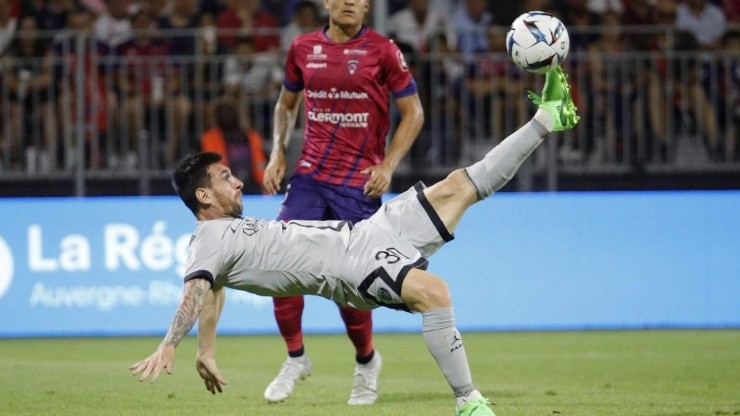 Lionel Messi anotó con una portentosa chilena en la goleada de PSG sobre Clermont, que inauguró la participación en la Ligue 1 del conjunto parisino.