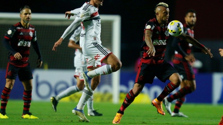 Arturo Vidal fue titularísimo y el Flamengo se llevó un triunfo como visita contra Sao Paulo.