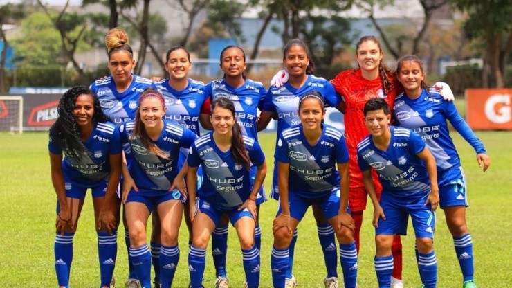 Mariñelarena y Pérez (segunda y tercera de izquierda a derecha, fila de abajo) debutaron este sábado con Emelec.