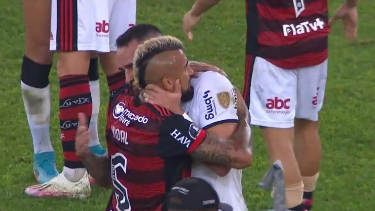 Vidal y Renato Augusto se abrazaron al final del partido