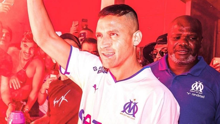 Alexis mandó una crítica a los hinchas chilenos luego de su recibimiento en Francia.