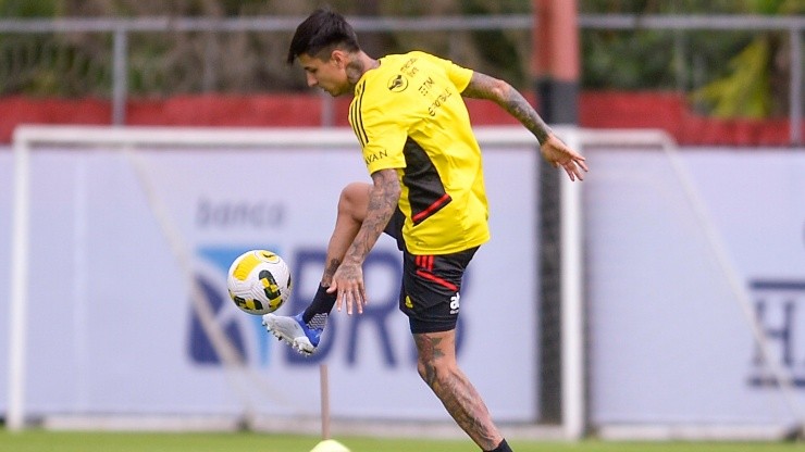 Erick Pulgar puede debutar este domingo con el Flamengo
