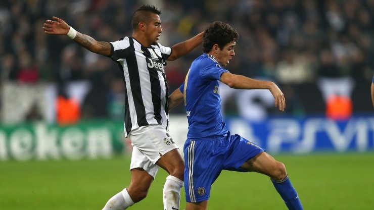 Arturo Vidal intenta quitarle la pelota a Óscar en un duelo por la Champions League entre la Juventus de Italia y el Chelsea de Inglaterra.