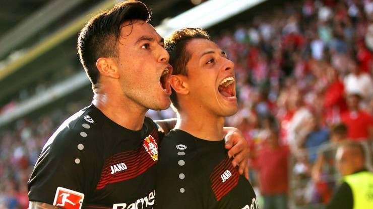 Chicharito y Charles Aránguiz compartieron camarín durante dos temporadas en el Bayer Leverkusen