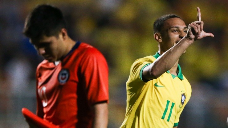 Antony celebra un gol que le convirtió a la Roja Sub 23 en un amistoso contra la selección olímpica de Brasil.