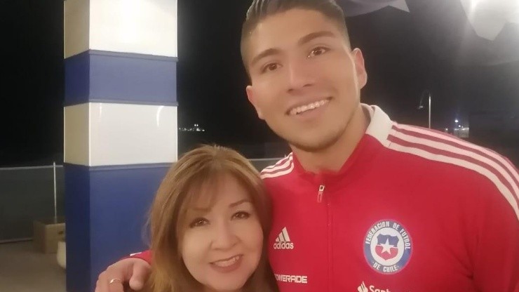 Brayan Cortés compartió feliz con su mamá en Iquique
