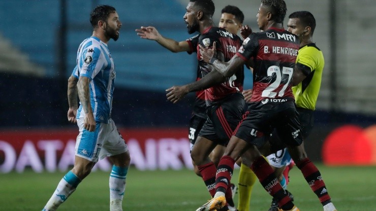 Eugenio Mena vs. Flamengo en la Copa Libertadores 2020.