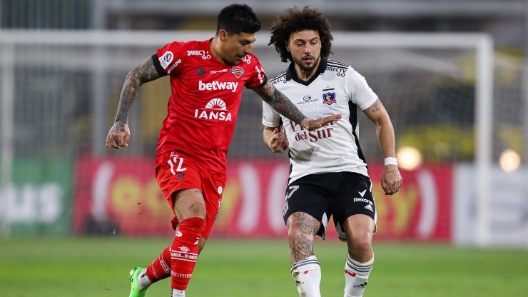 Patricio Rubio es marcado por Maximiliano Falcón en la vuelta de los octavos de final de la Copa Chile, fase en la que se impusieron los Diablos Rojos.