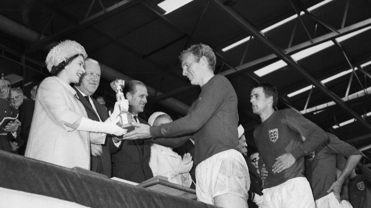 La Reina Isabel II entrega la Copa del Mundo a Bobby Moore