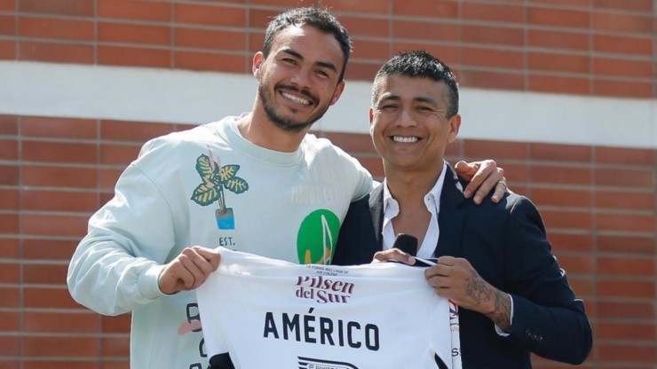 El capitán de Colo Colo, Gabriel Suazo, hizo entrega de la camiseta del Cacique a Américo en los festejos del 18 en el Monumental.