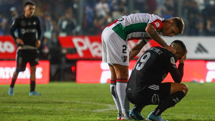 Franco Pardo consuela a Ronnie Fernández tras el partido de la primera rueda que Palestino y la U igualaron 0-0 en abril de 2022.