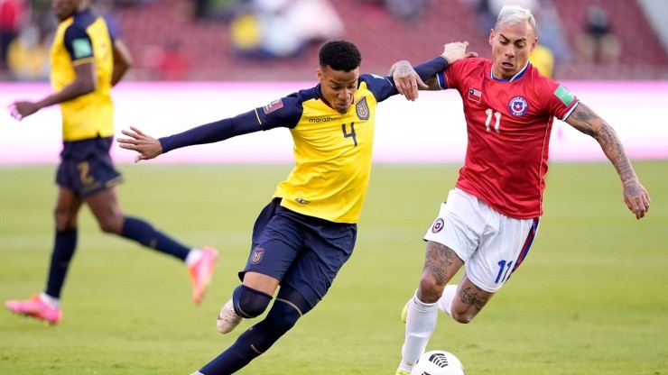 Byron Castillo lucha por la pelota ante Eduardo Vargas en el empate sin goles de Ecuador y Chile en Quito.