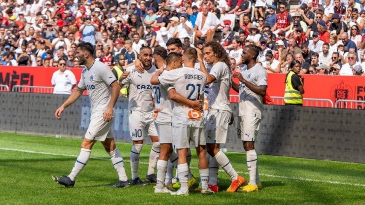 Valentin Rongier abraza a Alexis Sánchez tras el gol del chileno al Niza en la Ligue 1.