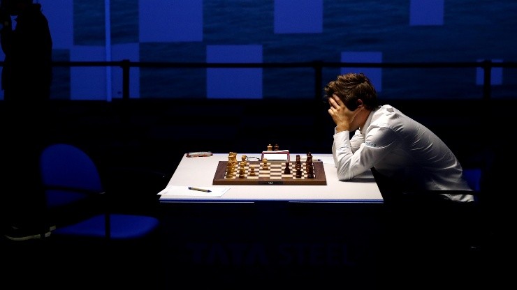Carlsen se retiró de un torneo y los rumores de una trampa de su rival se esparcieron
