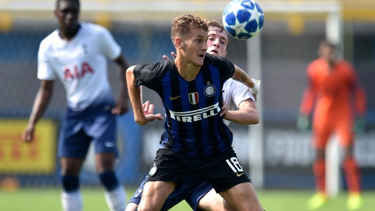Facundo Colidio en acción por el Inter de Milán ante el Tottenham Hotspur por la UEFA Youth League, la Champions League juvenil.