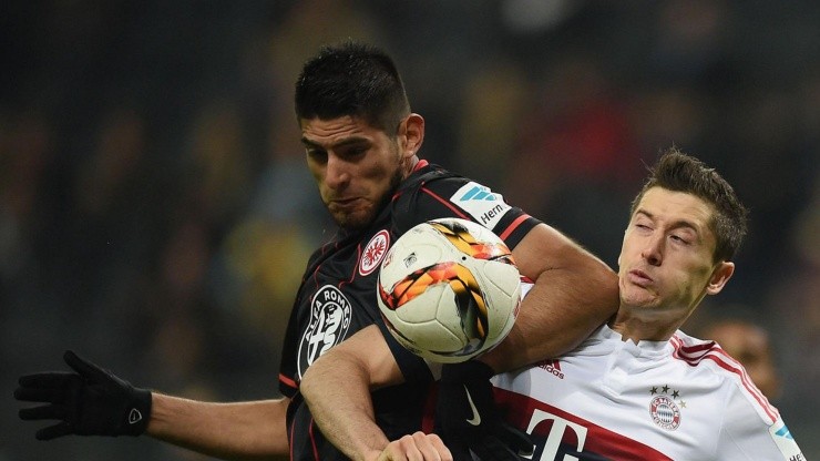 Lewandowski pelea el balón con Zambrano en la Bundesliga