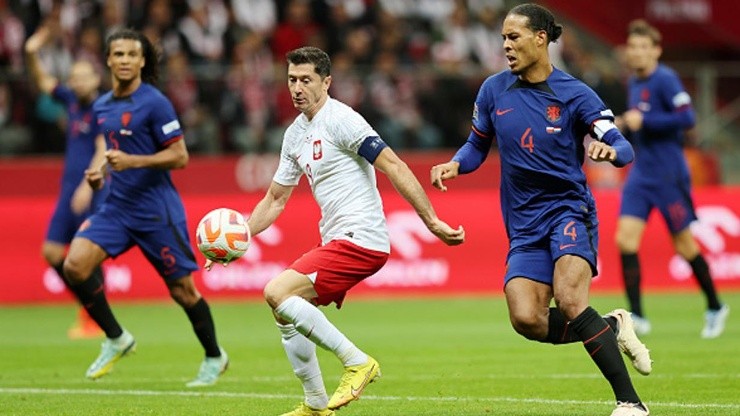 Países Bajos derrotó a domicilio a Polonia en la Nations League y queda con un pie en la siguiente ronda.