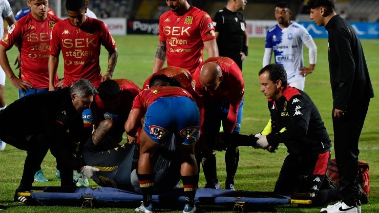 Luis Mejía sufrió una lesión de la nada que le impidió seguir en la cancha del estadio Regional Calvo y Bascuñán.