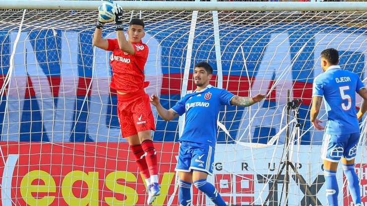 Parra fue titular ante la ausencia de Campos, y respondió con un gran nivel en su primer partido con la camiseta azul.