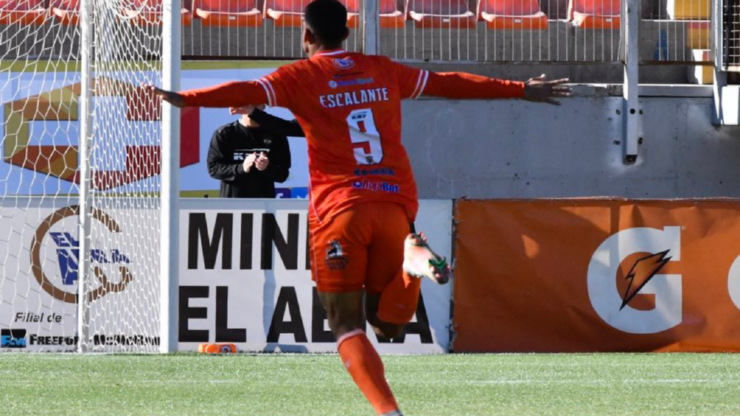 David Escalante festeja el gol del triunfo de Cobreloa ante Unión San Felipe en el Campeonato Ascenso.