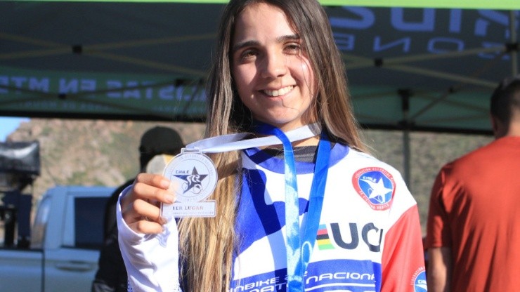 Natalia Canelo con su medalla de campeona